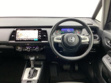 水平基調でスッキリとしたフロントビュー。広く見渡せて運転に安心をもたらします