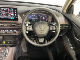 視認性に優れたメーター類と、オーディオやクルーズコントロール操作スイッチを装備した機能的なステアリングホイール。