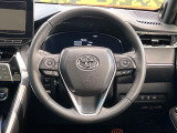 インテリアに合わせたデザインのステアリングは、運転される方のことも考え、運転しやすい形状、大きさです。是非一度、実際に触ってお確かめください。