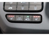 Hondaセンシングの機能のひとつ、アダプティブクルーズコントロール付!アクセルから足を離しても設定したスピードと前車との車間を保ち走行してくれます!車線維持もアシスト☆高速道路で疲労軽減ですね☆