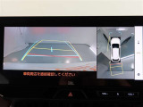 パノラミックビューモニター付きです。車両を上から見たような映像をモニター画面に表示。運転席からの目視では見にくい、車両周辺の状況をリアルタイムでしっかり確認できます。