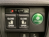 リアドアは乗り降りに便利な両側電動スライドドアです。また運転席に座っていながらスイッチ操作で自在にスライドドアを開け閉めできます。燃費に役立つECONボタンもここです。