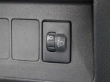人や荷物を満載しても、対向車や先行車に迷惑をかけない、室内からヘッドライトの光軸を調整できます。