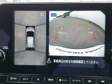 アラウンドビューモニター。上空から見下ろしているかのような映像を映し出して、駐車をスムースにアシストします。