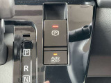 レバー操作だけでパーキングブレーキをコントロールできます。解除もワンタッチでOK! オートブレーキホールド機能は、運転者のブレーキ操作によって停車した際に、自動的にブレーキ力を保持する機能です。