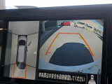 アラウンドビューモニター。上空から見下ろしているかのような映像を映し出して周囲を確認し、スムースな駐車をアシストします。