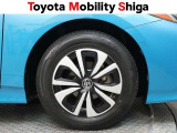 シンプルなデザインの純正アルミホイールです。落ち着いたデザインですので車体と一体感があります。