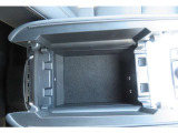 運転席と助手席の間にあるアームレストの蓋を開けると、小物入れがあります。また、USBのタイプCケーブルがあります。