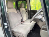 運転席まわりには十分なスペースがあり、大柄な方でもゆったり運転していただける環境です。