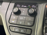 【左右独立型フルオートエアコン】運転席と助手席でそれぞれお好みの温度に設定可能。同乗者にも配慮した、快適な空調をお届け致します。