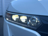 【LEDヘッドライト】悪天候や夜間走行時も良好な視界を確保し安心して運転できる高輝度LEDヘッドライトを装備!点灯速度が早く、消費電力も抑えられています。