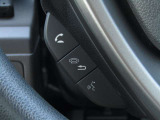 「運転中、電話がきちゃった・・・」そんなときは、左側のボタンたちを使いこなせば、楽々と電話ができます♪