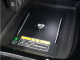 ◆ワイヤレス充電器◆ワイヤレス充電規格Qiに適合した機器を充電エリアに置くことで使用できます。