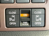 【両側パワースライドドア】スマートキーや運転席のスイッチで後席両側スライドドアの開閉が可能♪電動だから力を入れてドアを開ける必要が無く、小さなお子様でも簡単に開け閉めでき快適です♪