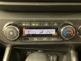 エアコンはオート機能でお好みの温度に調整可能です。オールシーズン快適にドライブできます!