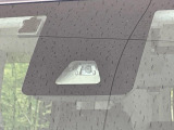 【スマートアシスト】走行中に前方の車両等を認識し、衝突しそうな時は警報とブレーキで衝突回避と被害軽減をアシスト。より安全にドライブをお楽しみいただけます。