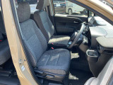 シートリフターは、運転席の座面を上下させて、体格に合わせて調整できる機能です。視界の確保やペダルの操作性、疲れにくさの向上に役に立ちます。
