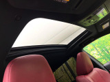 【サンルーフ】開放感たっぷりの希少装備、サンルーフが装着されています!車内に明かりを取り入れたり景色を楽しむ以外にも、車内の空気も簡単に換気できて快適です!