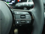 ◆アダプティブクルーズコントロール◆予め設定した車速内でクルマが自動的に加減速。前走車との適切な車間距離を維持しながら追従走行します。【LKAS】車線維持支援システムでステアリング操作を支援。