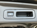 自動でリアゲートを開閉できる電動リアゲート付きです!荷物で両手が塞がっている時に大変便利です!