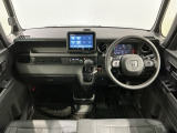 使いやすいレイアウトのダッシュボード周辺です。オートエアコンや小物入れなど嬉しい装備が満載です。