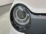 LEDヘッドライトは、点灯の瞬間から最大光量を発揮し、突然暗くなるトンネルなどでの安定感を高めます。