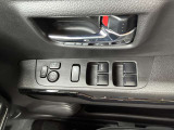 運転席側のドアのボタンです。