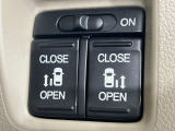 【両側パワースライドドア】スマートキーや運転席のスイッチで後席両側スライドドアの開閉が可能♪電動だから力を入れてドアを開ける必要が無く、小さなお子様でも簡単に開け閉めでき快適です♪