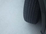 右前タイヤ タイヤはひびもなく良好です!詳細は各タイヤ写真をご覧ください。タイヤパンク保証プログラム販売中!もしもの時にタイヤ4本新品交換!詳細はスタッフまで!※ホイールロックナットは展示用です。