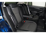 リアシートのセンターアムレストには2つのカップフォルダーつきで、車内全員がゆったりお過ごしいただけます!!