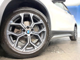 ●純正18インチアルミホイール:輸入車ならではの卓越した走りを支えるホイールと足回りです!日本車の走りに慣れている方にもぜひ体感して頂きたいほど、高いレベルでまとまっています!