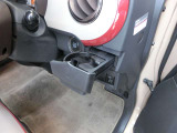 運転席用ドリンクホルダー。細いものから太いものまで対応します。