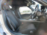 正しい姿勢で運転できるように体幹の腰部をしっかりささえるようデザインされているシートです。素材、シート形状を研究することでフィット感を高めつつ、優れた快適性を実現しています。