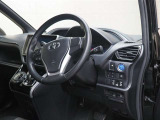 ハンドル周りの様子をご紹介しております。視界もよく運転も快適です。