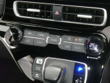 【オートエアコン】車内温度を感知して自動で温度調整をしてくれるのでいつでも快適な車内空間を創り上げます!どの席に座っても快適なドライブが楽しめます♪