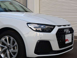 ●Audiが最初に採用したLEDポジショニングランプ。シャープなラインで昼間でも点けていたいと思うほど上品でオシャレです。夜間走行時はさらに目立ちます!