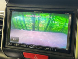 【バックカメラ】駐車時に後方がリアルタイム映像で確認できます。大型商業施設や立体駐車場での駐車時や、夜間のバック時に大活躍!運転スキルに関わらず、今や必須となった装備のひとつです!
