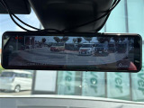 【デジタルルームミラー】車両後方カメラの映像をルームミラーに映すことが出来ます。 そのため、後席に人や荷物があって後方が見えづらい場合でもしっかり視界を確保することが出来ます。