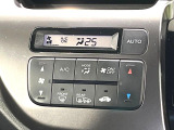 【オートエアコン】一度お好みの温度に設定すれば、車内の温度を検知し風量や温度を自動で調整。暑い&hellip;寒い&hellip;と何度もスイッチ操作をする必要はありません。快適な車内空間には必須の機能ですね♪