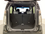 開口部も広く荷物の積み下ろしもしやすいお車となっております。シートを前方にスライドさせれば、さらに荷室を広げられます。また、床下にも収納スペースがあります。