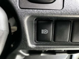 オートマチックハイビームとは、先行車や対向車のライトを認識し、ハイビームとロービームを自動で切り替える機能です。夜道の視界を確保します。詳細は販売店スタッフまでおたずねください。