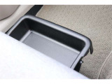 運転時の靴などを収納するときに便利な助手席シート下の収納スペースです。