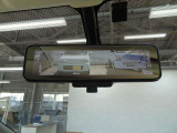 【スマートルームミラー】後方の映像を高精細モニターに映し出し、荷物や乗員で視界が遮られても安全に確認可能。夜間や雨天でもクリアな視界を確保する先進装備です。