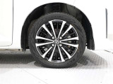 タイヤサイズは(175/55R15)で純正アルミホイールです。