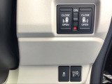 便利な両側電動スライドドア付です
