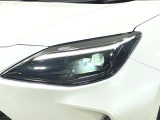 【LEDヘッドライト】悪天候や夜間走行時も良好な視界を確保し安心して運転できる高輝度LEDヘッドライトを装備!点灯速度が早く、消費電力も抑えられています。
