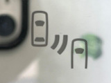 【ブラインドスポットモニター】走行中、ドアミラーの死角になりやすい箇所に後続車が接近するとサイドミラーのレンズに警告を表示!ドライバーに注意喚起をしてくれます。