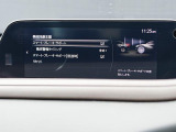 こちらのお車には先進安全装備が多数搭載されています。衝突被害を回避あるいは軽減するためのブレーキや、後方死角からの接近警報、車線逸脱を防止する警報装置など、詳しくはスタッフまでお尋ねください。