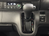 CVT車のセレクトレバーです。低速から高速まで、変速ショックのないスムーズな走りと、エンジン効率のよい領域を維持して燃費にも貢献します。サイドブレーキはスイッチ操作の電子制御パーキングブレーキ。
