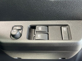 【電動格納ミラー】サイドミラーは電動格納式となっており、狭い駐車場でもキズがつくリスクを抑えられます。